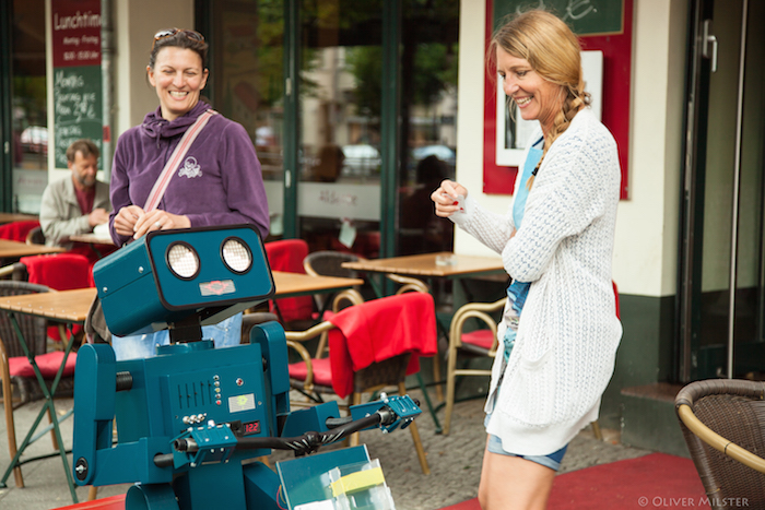 Hugo Roboter mit zwei Frauen