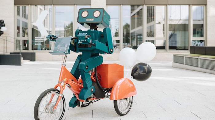 mobile first day zalando berlin begruessung roboter walkact Hugo