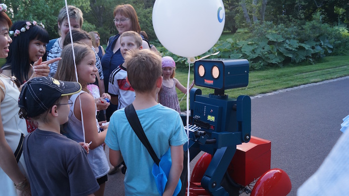Künstler Sommerfest Roboter auf Fahrrad hugo Kinder Ballon