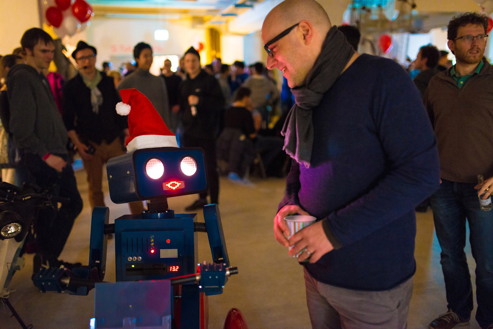 Sprechender Roboter Hugo mit Weihnachtsmütze